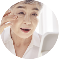 중년 여성이 거울을 보는 모습